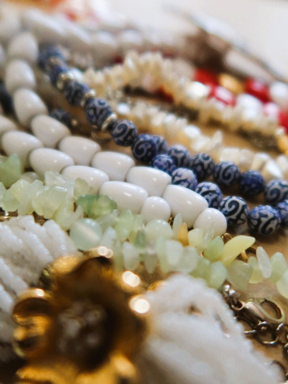 Bundle of 9 Vintage Necklaces Carved Jade-like Hibiscus, Ceramic, Hexagon Chain - Picture 13 of 15